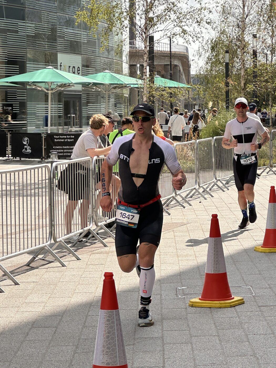 Maximilian Lorbach im Laufsegment eines Triathlons